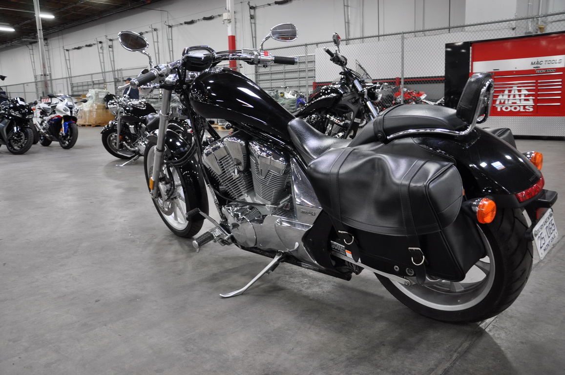 Купить мотоцикл Honda VT1300CXA Fury 2010 фото 7